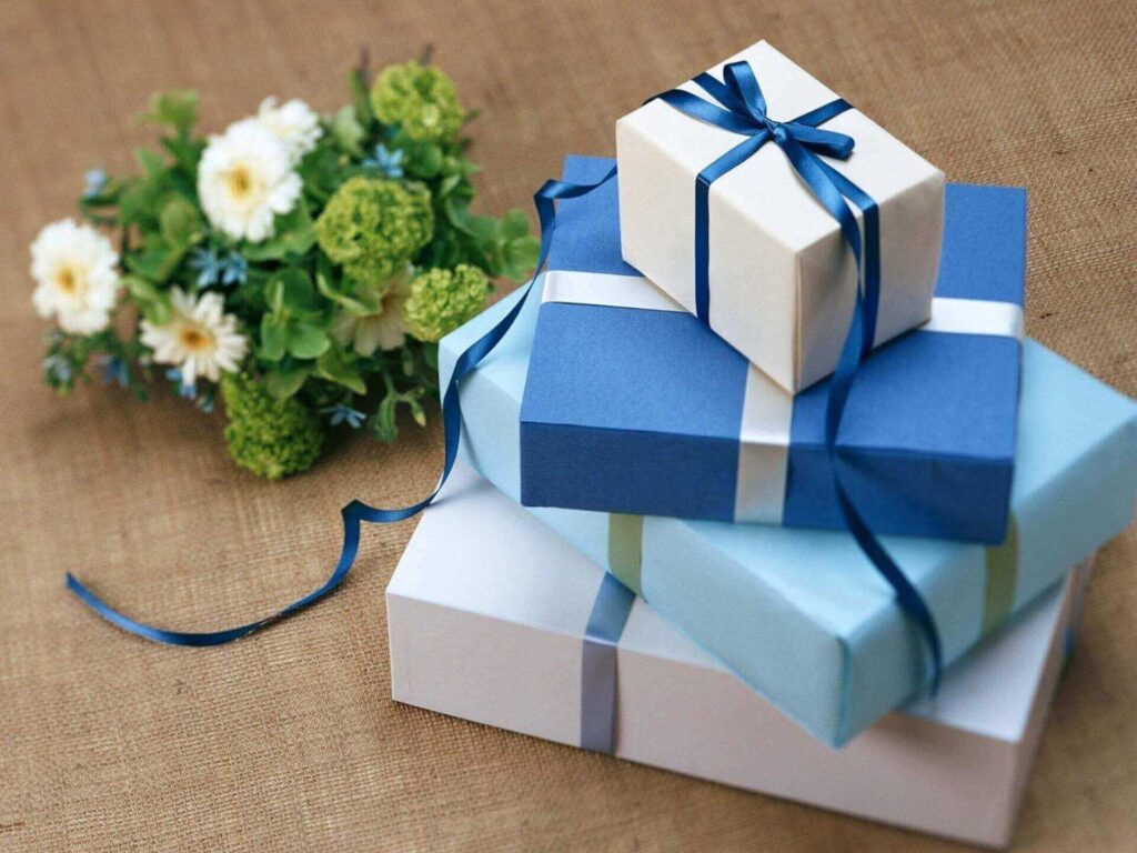 Home Ground Habitats - Presents with flowers